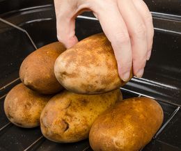 How to Bake Potatoes in a Roaster Oven | eHow How To Bake Potatoes, Roasting Pan Recipes, Roaster Oven Recipes, Electric Roaster Ovens, Roaster Recipes, Turkey Roaster, Cooking Baked Potatoes, Vegetable Cooking, Group Recipes