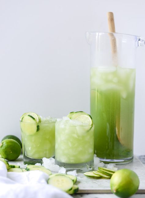 cucumber vodka soda I howsweeteats.com Cucumber Cocktail, Cucumber Vodka, Vodka Soda, Cucumber Juice, Cucumber Recipes, Refreshing Cocktails, Limes, Summer Cocktails, How Sweet Eats