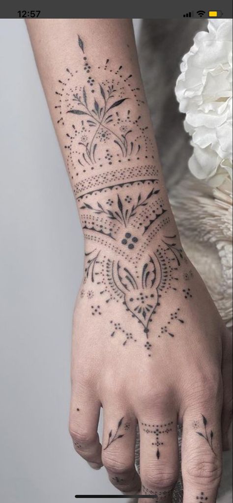 Tato Lengan Bawah, Tato Geometris, Bohemian Tattoo, Mandala Hand Tattoos, Tato Jari, Hand And Finger Tattoos, Boho Tattoos, Dot Tattoos, Tato Lengan