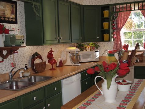 Green kitchen cabinets are great! Green And Red Kitchen Ideas, Green And Red Kitchen, Red Green Kitchen, Red Appliances, Kitchen Planning, Decorating House, Vintage Kitchens, Green Kitchen Cabinets, Grandmas Kitchen