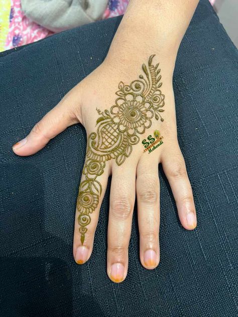 Simple henna design - Party Henna design Mehndi Strip Design, Henna Party Designs, Simple Mehndi Designs For Kids, Baby Mehndi, Simple Henna Design, Easy Mehendi, Mehendi Simple, Baby Mehndi Design, Party Henna