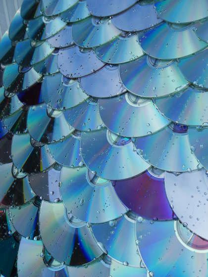 Roofing for sheds or dog houses made from upcycled CDs and DVDs. Does anyone else think these look like dragon scales?? Cd Recycling, Art Cd, Recycled Cds, Old Cd, Old Cds, Sensory Garden, Cd Crafts, Cd Art, Shed Roof