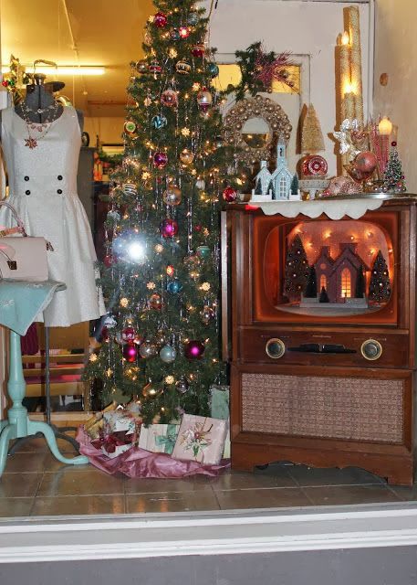 Vintage TV Bars Diy Booth, Winter Window Display, Boutique Store Displays, Tv Christmas, Christmas Shop Window, Dogs Home, Holiday Window Display, 1930's Style, Store Window Displays