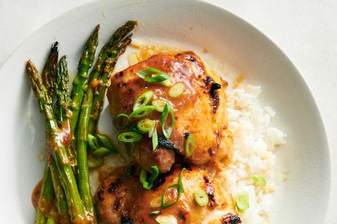 Miso-Honey Chicken and Asparagus Recipe Spicy Honey Chicken, Honey Baked Chicken, Chicken Fried Rice Easy, Chicken And Asparagus, Baked Chicken Drumsticks, Roasted Chicken Thighs, Paprika Chicken, Squash Salad, Baking With Honey