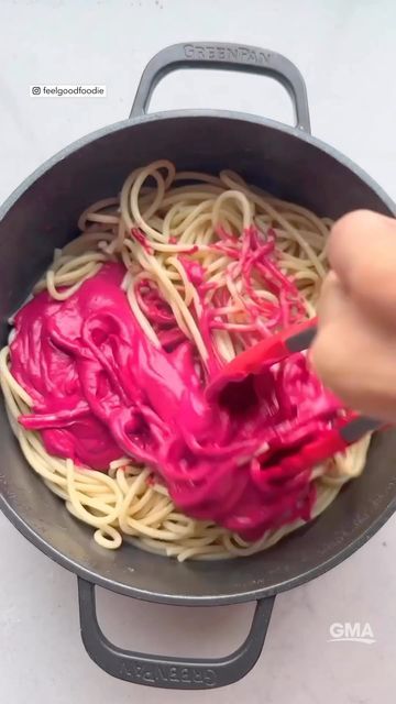 Barbie Party Food Savoury, Pink Food Ideas Meals, Barbie Pasta Recipe, Pink Savory Food, Pink Pasta Recipe, Pasta Rasta, Pink Pasta, Icing Ideas, Pink Food