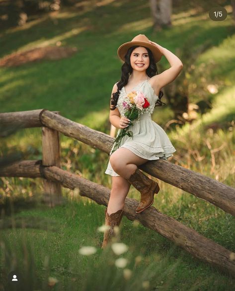 Pretty Senior Pictures, Western Photoshoot Ideas, Takuache Girl Outfits, Photography Artistique, Cap And Gown Photos, Foto Cowgirl, Senior Photoshoot Poses, Quinceanera Photoshoot, Western Photoshoot