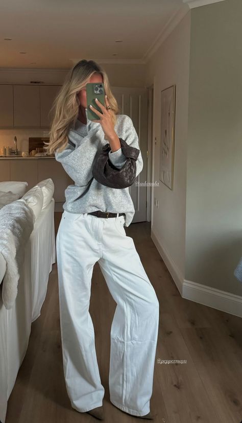 White Trouser Fall Outfit, Classy White Pants Outfits, European Fashion School, Cream And Gray Outfits, White Pants In Winter Outfits, Relaxed Trousers Outfit, Rome Study Abroad Outfits, Winter Outfit White Pants, Italy Street Style Winter