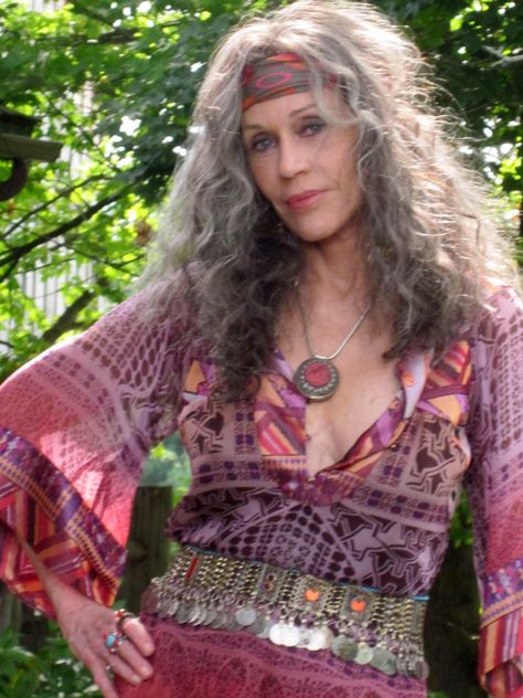 Peace, Love and Misunderstanding,Jane Fonda  in character of Grace. Peace Love And Misunderstanding, Ageing Gracefully, Growing Older, Ethno Style, Beautiful Gray Hair, Mode Hippie, Hippy Chic, Estilo Hippie, Colorful Dress