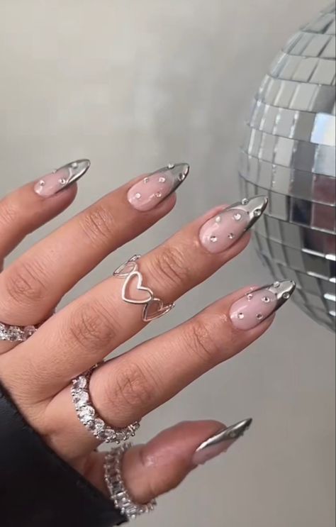 Nail Designs Silver Elegant, Silver Nails Almond, Silver Almond Nails, Purple And Silver Nails, Silver Nail Designs, White And Silver Nails, Hello Nails, Ombre Nails Glitter, Silver Nail