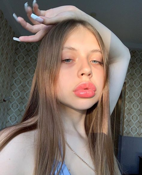 Big Lips Girl, Big Lips Aesthetic, Big Aesthetic, Big Lips Natural, Short Girl Fashion, Bright Red Lipstick, Juicy Lips, Lip Injections, Pretty Skin Care