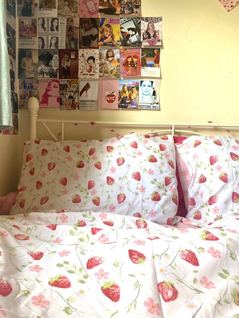 Bedroom inspo ✨ Strawberry Bed Cover, Strawberry Theme Bedroom, Strawberry Bedsheets, Strawberry Room Decor, Teen Girls Bedding, Kawaii Bedroom Decor, Strawberry Bedroom, Strawberry Duvet, Strawberry Room