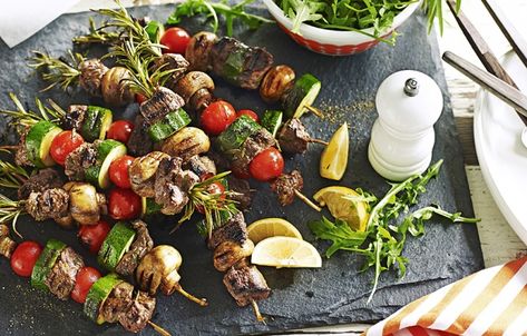 Christmas BBQ recipes - Rosemary and lemon kangaroo kebabs Australian Christmas Food, Bbq Food Ideas, Christmas Lunch Menu, Bbq Christmas, Australian Bbq, Christmas Bbq, Aussie Bbq, Grilled Peach Salad, Bbq Menu