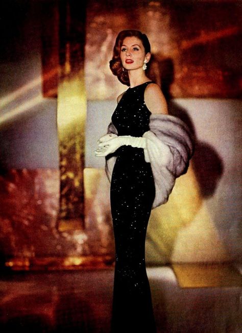 10 stunning vintage evening dresses: Eye-catching form-fitting bodycon styles from the 1950s and 1960s - Old Hollywood Glamour Dresses, Hollywood Glam Dress, Hollywood Glamour Dress, Vintage Evening Dresses, Old Hollywood Fashion, Hollywood Vintage, Glamour Outfit, Vogue Vintage, Glamour Vintage