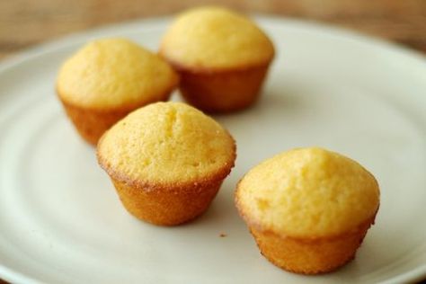 Sweet cornbread.  1 box jiffy cornbread mix.  1 egg  1/3 cup heavy cream (replaces the milk called for on the box)  1/4 cup honey  1/4 cup marshmallow fluff    Whisk together as box requires. Bake @ 400 degrees for 18-20 mins. Buttermilk Cornbread Muffins, Easy Buttermilk Cornbread, Crispy Cornbread, Sweet Cornbread Muffins, Honey Cornbread Muffins, Cornbread Muffins Recipe, Muffins Blueberry, Amish Bread, Buttermilk Cornbread