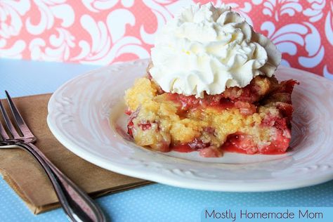 Mostly Homemade Mom: Sweet Strawberry Cobbler Strawberry Cobbler Recipes, Apple Cakes, Strawberry Cobbler, Cobbler Topping, Cake Mug, Bisquick Recipes, Roasted Strawberries, Blueberry Cobbler, Cobbler Recipes