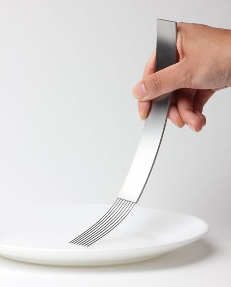 Curved Fork by James Stoklund  has a flat surface and features eight long prongs that bend when pressure is added to pick up food from a normal plate Le Manoosh, Bending Metal, Design Cibo, Cutlery Design, Modern Tableware, Eating Utensils, Tableware Design, Design Innovation, Design Thinking