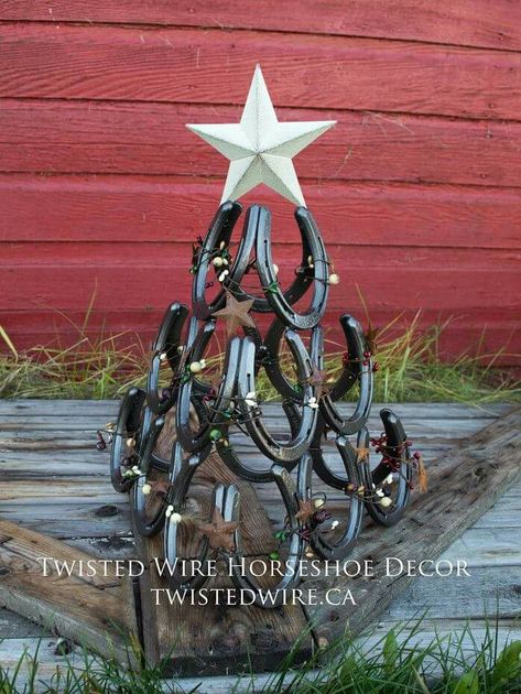 Horse shoe Christmas tree! Horse Shoe Christmas, Horseshoe Christmas Tree, Horseshoe Christmas, Horseshoe Crafts Projects, Cowboy Crafts, Metal Welding Art, Welding Crafts, Horseshoe Projects, Easy Christmas Ornaments