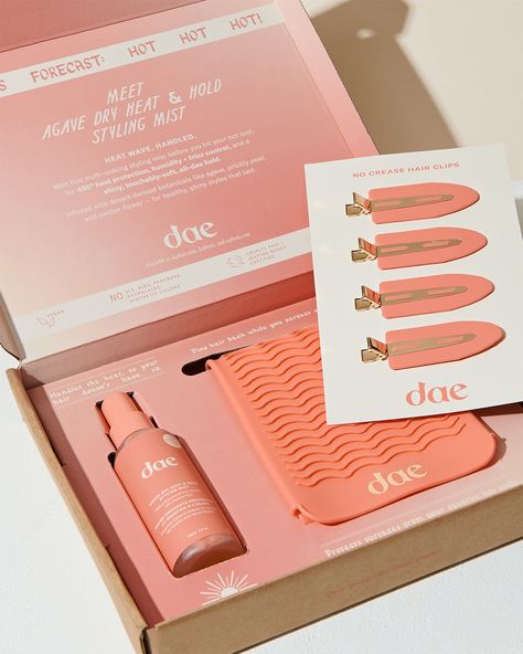 Heat wave, handled.  This exclusive, limited edition kit includes our NEW Agave Dry Heat & Hold Styling Mist, to provide 450° heat protection, humidity + frizz control, and a shiny, touchably-soft, all-dae hold. Plus, a set of no-crease clips and a silicone hot tool sleeve. Heat advisory - mist on and style on. Wha Aesthetic Gift Packaging, Luxury Makeup Packaging, Pr Kit Ideas, Luxury Package Design, Pr Packaging, Hair Care Business, College Necessities, Pr Package, Pr Kit