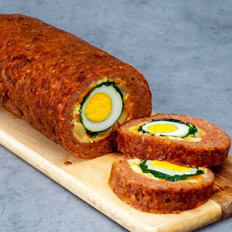 Minced meat roulade, using an old German recipe! The tastiest thing you have ever eaten! | carrot, cheese, meat, recipe | Minced meat roulade, using an old German recipe! The tastiest thing you have ever eaten! Ingredients: minced meat - 800 g (28.2 oz) eggs - 2 pieces salt... | By Cookrate - Facebook Banana Chocolate Chip Muffins, Cake Baking Recipes, Minced Meat, Health Dinner Recipes, Spinach And Cheese, German Food, Holiday Cooking, Rolls Recipe, Breakfast Lunch Dinner