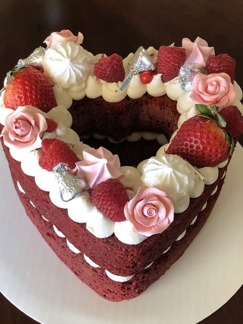 Naked heart cake Heart Stacked Cake, Heart Cake Decor, Chocolate Heart Cake Decoration, Naked Heart Cake, Heart Shaped Cakes Valentine's Day, Valentines Day Cake Ideas Heart Shapes, How To Make A Heart Cake, Heart Cake With Strawberries, Heart Cakes Ideas