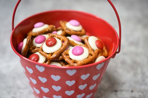 Valentines Day Pretzel Bites Mini Pretzels Recipes, Pretzel Candy Recipes, Pretzel Chocolate Bites, Candy Wafers, Valentine's Day Chocolate, Pretzel Treats, Valentines Snacks, Chocolate Melting Wafers, Valentines Day Chocolates