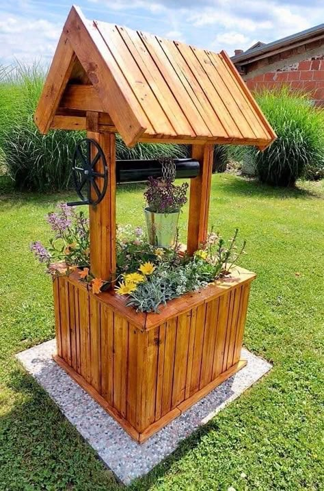 Water Well House, Wishing Well Garden, Diy Wishing Wells, Diy Garden Fountains, Garden Decor Projects, Diy Wooden Projects, Diy Backyard Landscaping, Backyard Diy Projects, Garden Yard Ideas