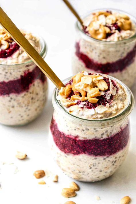 Berry Overnight Oats - SIMPLE, HEALTHY, TASTY Berry Overnight Oats with Peanut Butter! Just 9 ingredients, 5 minutes prep, and SO delicious! Naturally sweetened, gluten-free, and a perfect breakfast to start your day. #recipe #overnightoats #breakfast #breakfastideas #overnightoatsinajar #overnightoatshealthy #oregonberries #blackberryrecipes #raspberryrecipes #putaberryonit Berry Overnight Oats, Chia Jam Recipe, Peanut Butter Jelly Time, Easy Overnight Oats, Overnight Oats Recipe Healthy, Chia Jam, Overnight Oats Healthy, Raspberry Recipes, Oats Recipe