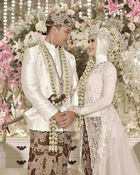 Pose Pengantin, Pakistani Wedding Photography, Javanese Wedding, Wedding Photography Bridal Party, Kebaya Wedding, Muslim Wedding Photography, Muslimah Wedding Dress, Muslimah Wedding, Foto Wedding