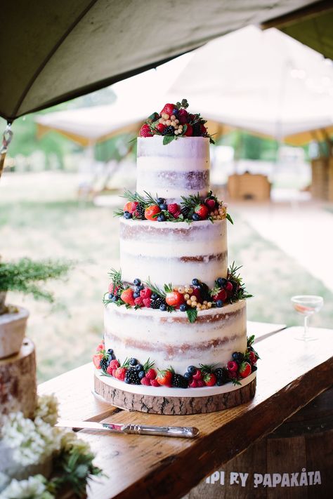 Naked Cake With Berries, Berry Wedding Cake, Wedding Cake Simple, Cake With Berries, Fruit Wedding Cake, Wedding Cheesecake, Cake Rustic, Berry Wedding