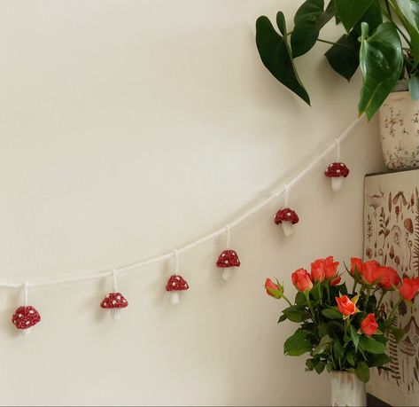 Crochet Cottagecore Room Decor, Garland Aesthetic Room, Mushroom Crochet Garland, Crochet Mushroom Garland Free Pattern, Crochet Mushroom Garland Pattern, Crochet Garland Pattern Free Easy, Cute Crochet Garland, Crochet Room Decor Patterns, Room Decor Crochet Ideas