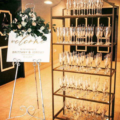 Champagne Holder Wedding, Champagne Table Display Wedding, Welcome Drink Table Ideas, Champagne Welcome Drink Wedding, Wedding Welcome Drinks Table, Champagne Welcome Table, Wedding Welcome Drinks Ideas, Welcome Drink Ideas Parties, Welcome Drinks Table Ideas