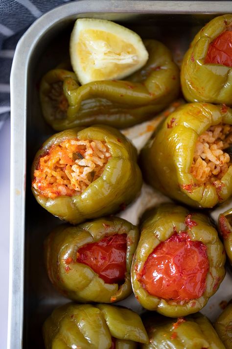 Stuffed Peppers Vegetarian, Stuffed Recipes, Stuffed Vine Leaves, Vegetarian Stuffed Peppers, Green Peppers, A Broom, Lemon Mint, Food Culture, Stuffed Green Peppers