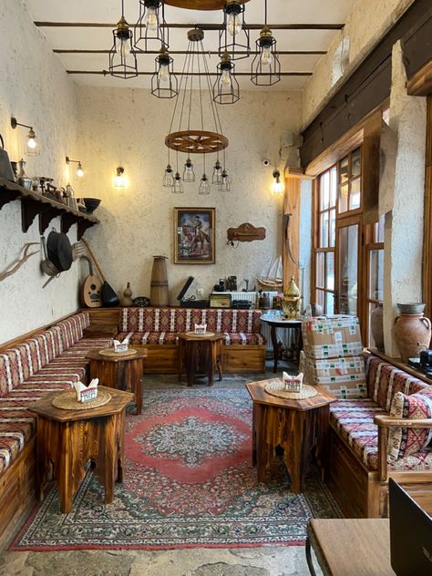 Middle Eastern Coffee Shop, Arab Cafe Design, Egyptian Coffee Shop, Moroccan Coffee Shop, Turkish Cafe Interior Design, Arabic Coffee Shop, Arabic Cafe, Cafe Interior Vintage, Turkish Interior Design