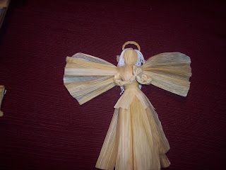 Something to do with the package of corn husks I just happen to have on hand! Corn Husk Crafts, Diy Christmas Deco, How To Make Corn, Corn Husks, Corn Husk Dolls, Diy Angels, Are We There Yet, Fairy Crafts, Yarn Pom Pom