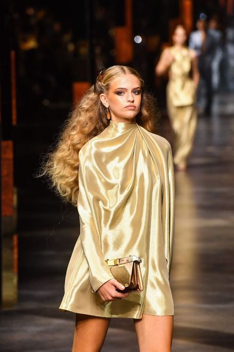 Holiday Couture Fashion, Studio 54 Hair, Dress Night Outfit, Night Party Outfit, Outfit Ideas Stylish, Coktail Dress, Gold Satin Dress, Dress Outfits Party, Night Outfit Ideas