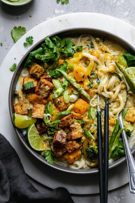 Green Curry Rice, Rice Noodle Bowls, Green Curry Sauce, Curry Bowl, Vegetarian Comfort Food, Sustainable Eating, Curry Noodles, Curry Rice, Rice Noodle