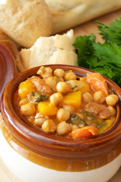 chickpea stew vert Cuba Recipes, Cuban Meals, Garbanzo Bean Soup, Dominican Recipes, Hispanic Recipes, Garbanzo Bean, Cuban Dishes, Bean Soup Recipe, Boricua Recipes