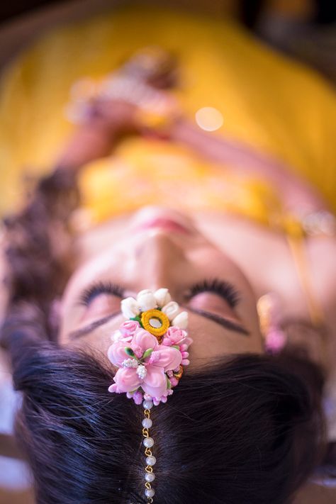 Mehendi Photography Bridal, Haldi Photography Ideas, Haldi Look For Bride, Mehendi Photoshoot, Haldi Poses For Bride, Bride Fashion Photography, Haldi Photoshoot, Mehendi Photography, Haldi Ceremony Outfit