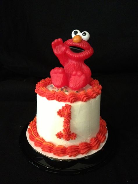 Elmo Baby Smash Cake...like that there isn't so much red icing. Red Smash Cake, Elmo 1st Birthday, Elmo Smash Cake, Baby Smash Cake, Sesame Street Birthday Party Ideas Boy, Red Icing, 1st Birthday Smash Cake, Teddy Cakes, Birthday Smash Cake