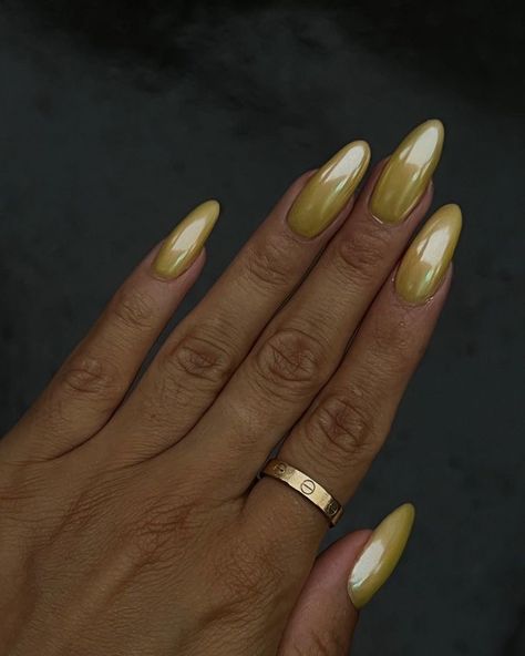 Hailey Bieber Yellow Nails, Nails Inspiration Yellow, Nails Yellow Chrome, Nail Design Yellow, Chartreuse Nails, Nail Arts Ideas, Yellow Chrome Nails, Summer Yellow Nails, Honey Nails