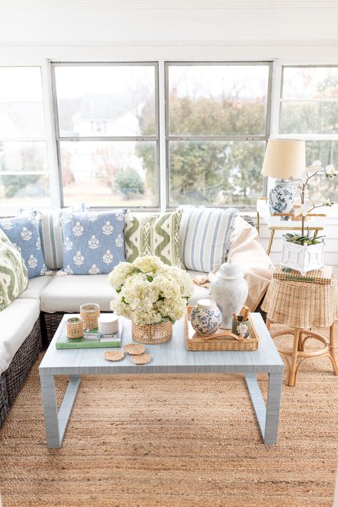 Spring Home Decor Ideas, Coastal Coffee Table, Center Table Decor, Old Coffee Tables, Makeover Tips, Bedroom Organization, Spring Home Decor, Formal Living Rooms, Organization Bedroom