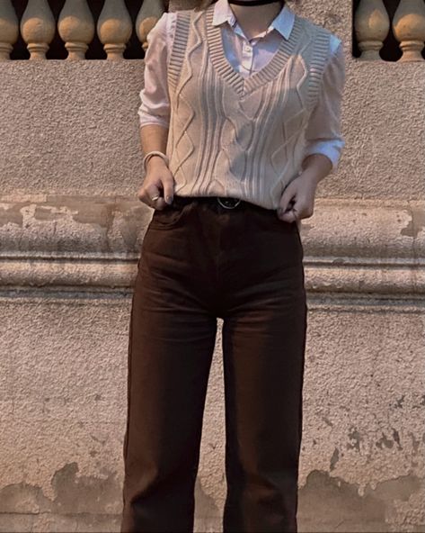 outfit pic of a beige sweater vest, white button up and brown jeans Light Academia Style, Light Academia Outfit, Academia Aesthetic Outfit, Dark Academia Outfits, Academia Clothes, Academia Outfits, Academia Style, Academia Fashion, Anne With An E