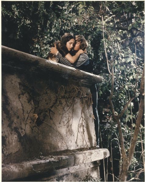 Romeo + Juliet Aesthetic, Zeffirelli Romeo And Juliet, Juliet 1968, Romeo Montague, City Fashion Photography, Fairytale Lover, Leonard Whiting, Juliet Capulet, Olivia Hussey