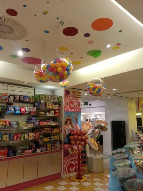 Candy store 'gumball balloons' Diy Candy Store Display Ideas, Candy Store Design Interior, Candy Store Interior, Candy Shop Decor, Balloon Store Interior, Candy Shop Ideas Design, Candy Booth, Toy Store Design, Candy Store Design