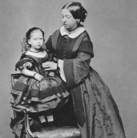 Queen Victoria with her youngest child, Princess Beatrice Victoria's Children, Queen Victoria Children, Queen Victoria Family, Queen Victoria Prince Albert, Victoria Reign, Queen V, Elisabeth Ii, British Royal Families, Princess Beatrice