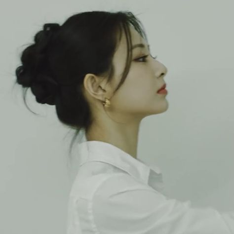 Tzuyu Side Profile, Tzuyu Profile, Tzuyu Icon, Formula Of Love, Twice Tzuyu, Bff Photoshoot Poses, Best Anime Couples, Female Profile, Rose Icon