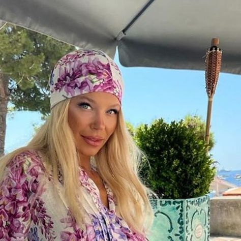 LUISA POSITANO on Instagram: "Look at this dress is your favourite, it’s a hand made in Italy 🇮🇹 by Luisa positano we care about our dresses we use quality we fall in love with them we love our job we love our clients and Luisa designs all for you to make you feel better in your vacation in Italy don’t judge the price before coming in Positano and touch with your hands and see with your eyes… #luisapositano #madeinitaly #loveislove #love #loveofmylife #handmade #linendress #flowerdress" Luisa Positano, Vacation In Italy, Instagram Look, Italy Vacation, We Fall In Love, Positano, Flower Dresses, Linen Dress, Feel Better