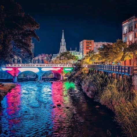 Boulevard del Río, Cali, Colombia 🇨🇴️ . Instagram: https://www.instagram.com/_beautifulcolombia/ Créditos 📸: Eddie Suárez  - @panderito . . . . . . . . #cali #Cali #valle #valledelcauca #valledelcaucacolombia #calicolombia #caleños #vallecaucanos #DeCaliSeHablaBien  #CaliCo #colombia #beautiful #city #lasucursaldelcielo  #beautifulcolombia #colombiahermosa🇨🇴 Arte Aries, 2025 Board, Colombia Travel, Cali Colombia, Air Bnb, Beautiful City, Cali, Vision Board, Quick Saves