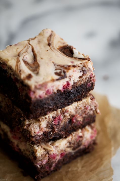 closeup raspberry cream cheese brownies Easy Chocolate Cheesecake, Raspberry Cream Cheese, Cheese Brownies, Raspberry Brownies, Cream Cheese Brownies, Raspberry Cream, Chewy Brownies, Healthy Brownies, Brownie Desserts