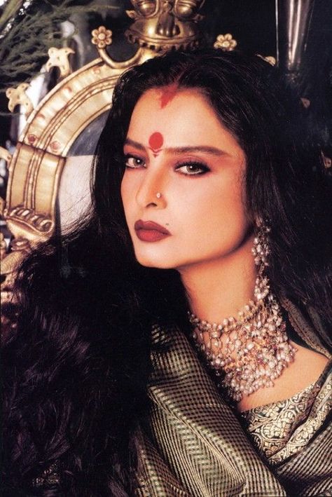 @Rekha Bold Look in this photo shoot  #verbena #verbenaindia #verbenaweddingplanning #rekha #rekhaji #TimelessBeauty #SymbolizesMaximalistFashion #Fashion #Kanjeevaramsilk #Banarasisaris #eyeballs #maximalistnecklaces #Diva  #Pleasing  #inspiration #IIFAAwards #silverscreen #actress #famous #chandbaalis #Oversizedchandbaalis Rekha Actress, Mode Ulzzang, Salwar Kamiz, Indian Woman, Vintage Bollywood, Indian Aesthetic, Priyanka Chopra, Bollywood Stars, Bollywood Celebrities